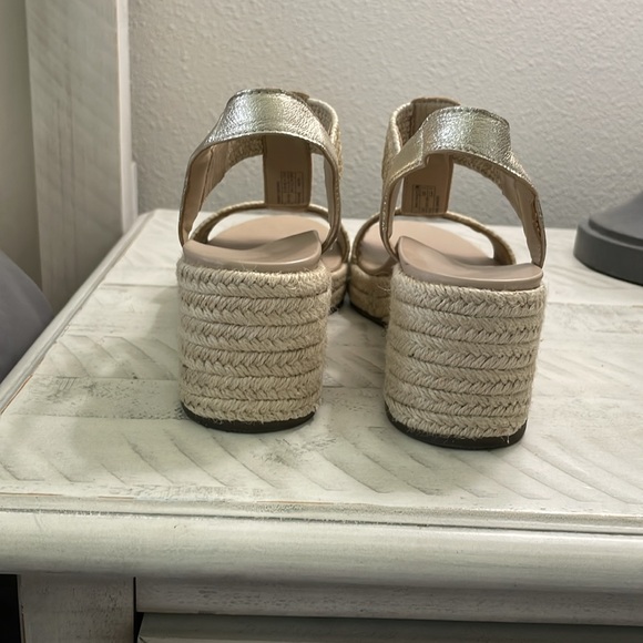 Vionic Gold wedge sandal - Picture 4 of 6